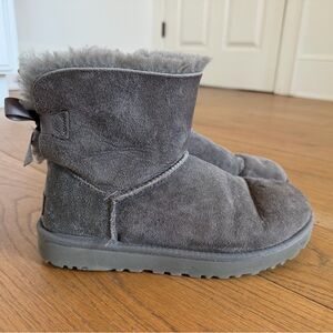 Women’s Ugg Bailey Bow Boot in grey! Size 8.